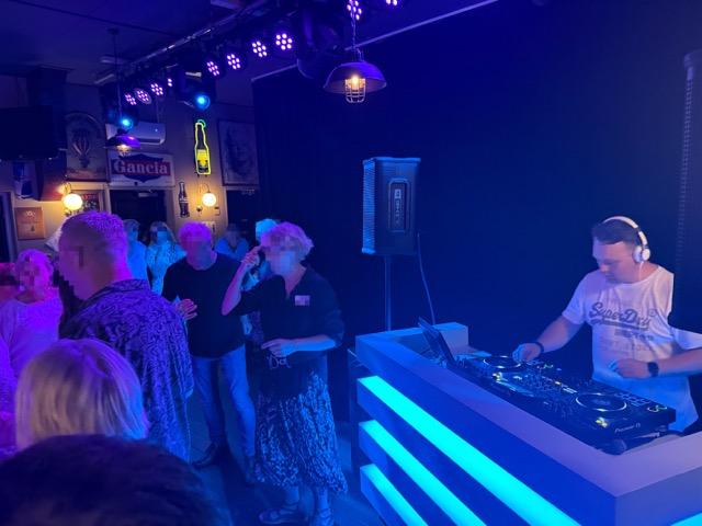 Delden singlescafe  deejay DJ singleparty De Burgemeester DatingOost.nl Dating Oost datingsite datingbureau relatiebureau Overijssel Gelderland Oost-Nederland oosten Delden singlesfeestje singles vrijgezellenfeestje 